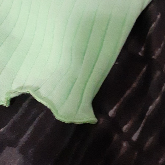 Cute green crop top - Picture 4 of 4